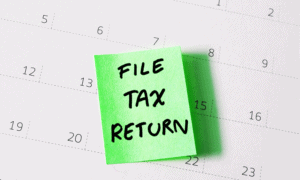Self assessment tax return reminder on a post it note